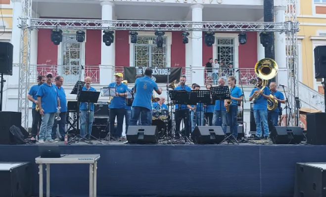 &Eta; &Phi;&iota;&lambda;&alpha;&rho;&mu;&omicron;&nu;&iota;&kappa;ή &tau;&omicron;&upsilon; &Delta;ή&mu;&omicron;&upsilon; &Tau;&rho;ί&pi;&omicron;&lambda;&eta;&sigmaf; &sigma;&epsilon; rock &sigma;&tau;&iota;&gamma;&mu;έ&sigmaf;... (vd)