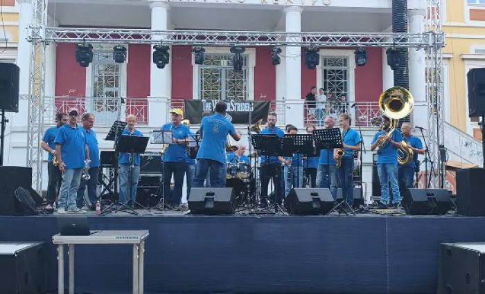 &Eta; &Phi;&iota;&lambda;&alpha;&rho;&mu;&omicron;&nu;&iota;&kappa;ή &tau;&omicron;&upsilon; &Delta;ή&mu;&omicron;&upsilon; &Tau;&rho;ί&pi;&omicron;&lambda;&eta;&sigmaf; &sigma;&epsilon; rock &sigma;&tau;&iota;&gamma;&mu;έ&sigmaf;... (vd)