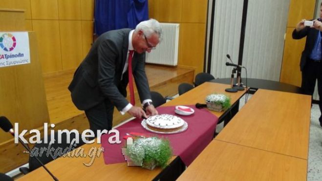 &Sigma;&tau;&iota;&sigmaf; 7.00 &eta; &kappa;&omicron;&pi;ή &pi;ί&tau;&alpha;&sigmaf; &gamma;&iota;&alpha; &tau;&eta;&nu; "&pi;&alpha;&rho;ά&tau;&alpha;&xi;&eta; &Sigma;&mu;&upsilon;&rho;&nu;&iota;ώ&tau;&eta;"