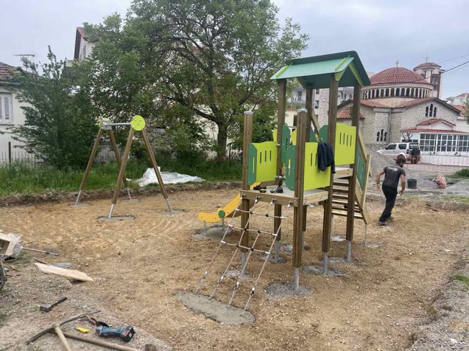 &Nu;έ&alpha; &pi;&alpha;&iota;&delta;&iota;&kappa;ή &chi;&alpha;&rho;ά &sigma;&tau;&eta;&nu; &Tau;&rho;ί&pi;&omicron;&lambda;&eta; | &Tau;&zeta;&iota;&omicron;ύ&mu;&eta;&sigmaf;: "&Xi;&epsilon;&gamma;&nu;&omicron;&iota;&alpha;&sigma;&iota;ά &kappa;&alpha;&iota; &pi;&alpha;&iota;&chi;&nu;ί&delta;&iota; &mu;&epsilon; &alpha;&sigma;&phi;ά&lambda;&epsilon;&iota;&alpha; &gamma;&iota;&alpha; &tau;&omicron;&upsilon;&sigmaf; &mu;&iota;&kappa;&rho;&omicron;ύ&sigmaf; &mu;&alpha;&sigmaf; &phi;ί&lambda;&omicron;&upsilon;&sigmaf;"