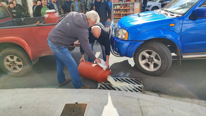 Τρίπολη | Κτηνοτρόφοι διαμαρτυρήθηκαν και συμβολικά έχυσαν γάλα στους δρόμους (vd)