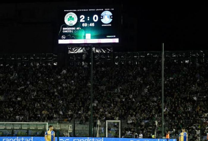 Συνελήφθη πατέρας που έδωσε φωτοβολίδα στο ανήλικο παιδί του στο Παναθηναϊκός - Asteras AKTOR