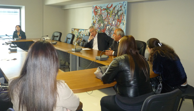 &Mu;&epsilon; &epsilon;&rho;&gamma;&alpha;&zeta;ό&mu;&epsilon;&nu;&omicron;&upsilon;&sigmaf; &tau;&omicron;&upsilon; &laquo;&Beta;&omicron;ή&theta;&epsilon;&iota;&alpha; &sigma;&tau;&omicron; &Sigma;&pi;ί&tau;&iota;&raquo; &sigma;&upsilon;&nu;&alpha;&nu;&tau;ή&theta;&eta;&kappa;&epsilon; &omicron; &Delta;ή&mu;&alpha;&rho;&chi;&omicron;&sigmaf; &Tau;&rho;ί&pi;&omicron;&lambda;&eta;&sigmaf;