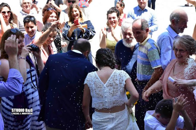 Πάνω σε πολιτικό γάμο έπεσε η Φώφη Γεννηματά στο Ναύπλιο! (vd)