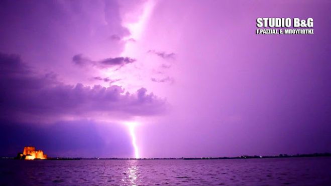 &Eta; &nu;ύ&chi;&tau;&alpha; έ&gamma;&iota;&nu;&epsilon; &mu;έ&rho;&alpha; &alpha;&pi;ό &tau;&iota;&sigmaf; &alpha;&sigma;&tau;&rho;&alpha;&pi;έ&sigmaf; &sigma;&tau;&omicron; &Nu;&alpha;ύ&pi;&lambda;&iota;&omicron; (vd)