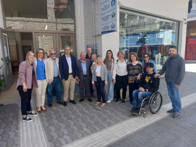 &Tau;&rho;ί&pi;&omicron;&lambda;&eta; | &Sigma;&upsilon;&nu;ά&nu;&tau;&eta;&sigma;&eta; &tau;&omicron;&upsilon; &Sigma;&upsilon;&lambda;&lambda;ό&gamma;&omicron;&upsilon; &Alpha;&mu;&epsilon;&Alpha; &Alpha;&rho;&kappa;&alpha;&delta;ί&alpha;&sigmaf; &mu;&epsilon; &tau;&omicron;&nu; &Sigma;ύ&nu;&delta;&epsilon;&sigma;&mu;&omicron; &Kappa;&omicron;&iota;&nu;&omega;&nu;&iota;&kappa;ώ&nu; &Lambda;&epsilon;&iota;&tau;&omicron;&upsilon;&rho;&gamma;ώ&nu; (&epsilon;&iota;&kappa;ό&nu;&epsilon;&sigmaf;)