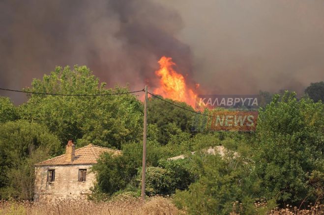 Μεγάλη φωτιά σε χωριό των Καλαβρύτων | Μιά ανάσα οι φλόγες από σπίτια και περιουσίες - Καταγγελία για εμπρησμό (εικόνες)