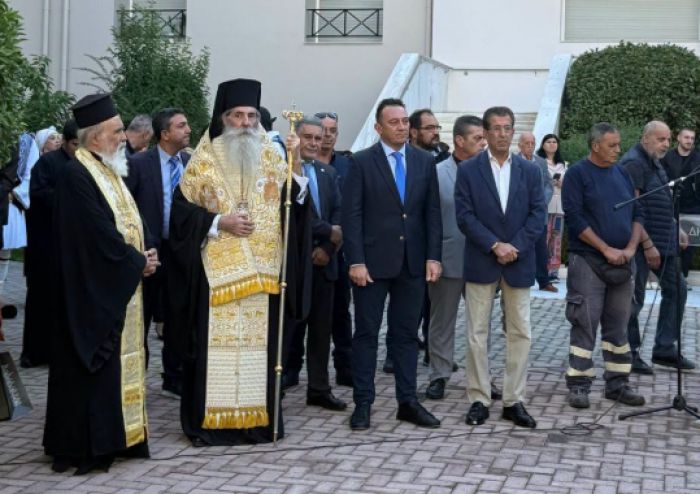 &Omicron;&iota; &Alpha;&rho;&kappa;ά&delta;&epsilon;&sigmaf; &tau;ί&mu;&eta;&sigma;&alpha;&nu; &tau;&eta; &mu;&nu;ή&mu;&eta; &tau;&omicron;&upsilon; ή&rho;&omega;&alpha; &Nu;&iota;&kappa;&eta;&tau;&alpha;&rho;ά &sigma;&tau;&omicron;&nu; &Pi;&epsilon;&iota;&rho;&alpha;&iota;ά (&epsilon;&iota;&kappa;ό&nu;&epsilon;&sigmaf;)