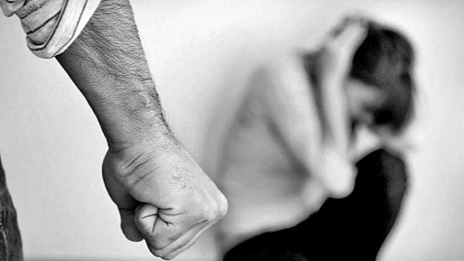 &Epsilon;&phi;&iota;ά&lambda;&tau;&eta;&sigmaf; &gamma;&iota;&alpha; &gamma;&upsilon;&nu;&alpha;ί&kappa;&alpha; &sigma;&tau;&eta;&nu; &Kappa;ό&rho;&iota;&nu;&theta;&omicron; | &Tau;&eta; &chi;&tau;ύ&pi;&eta;&sigma;&epsilon;, &tau;&eta;&sigmaf; έ&kappa;&alpha;&psi;&epsilon; &tau;&alpha; &mu;&alpha;&lambda;&lambda;&iota;ά &kappa;&alpha;&iota; &tau;&eta; &beta;ί&alpha;&sigma;&epsilon;