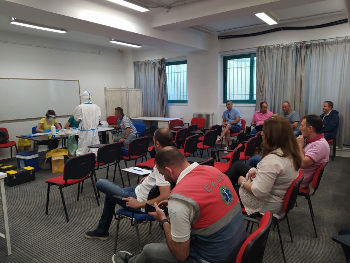 &Tau;&rho;ί&pi;&omicron;&lambda;&eta; | &Pi;&rho;&omicron;&lambda;&eta;&pi;&tau;&iota;&kappa;ό&sigmaf; έ&lambda;&epsilon;&gamma;&chi;&omicron;&sigmaf; &gamma;&iota;&alpha; Covid-19 &sigma;&epsilon; &epsilon;&rho;&gamma;&alpha;&zeta;&omicron;&mu;έ&nu;&omicron;&upsilon;&sigmaf; &tau;&omicron;&upsilon; &Epsilon;&Kappa;&Alpha;&Beta; (&epsilon;&iota;&kappa;ό&nu;&epsilon;&sigmaf;)