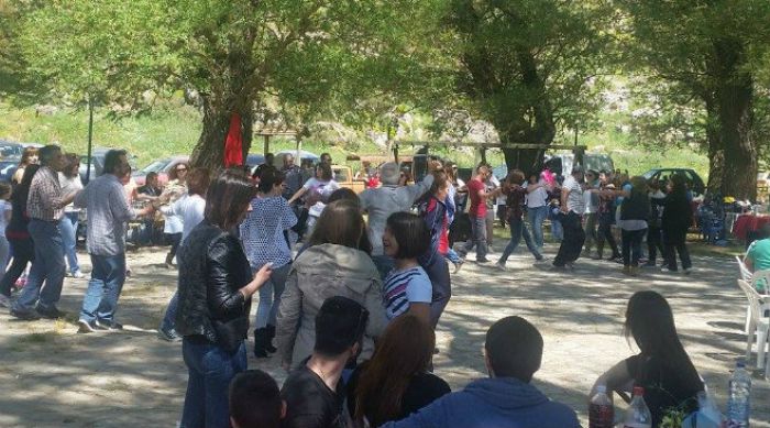 &Pi;&rho;&omega;&tau;&omicron;&mu;&alpha;&gamma;&iota;ά &mu;&epsilon; &gamma;&lambda;έ&nu;&tau;&iota; &sigma;&tau;&eta;&nu; &pi;&eta;&gamma;ή &laquo;&Sigma;ί&nu;&tau;&zeta;&iota;&raquo; &tau;&eta;&sigmaf; &Kappa;&alpha;&nu;&delta;ή&lambda;&alpha;&sigmaf; (&epsilon;&iota;&kappa;ό&nu;&epsilon;&sigmaf;)