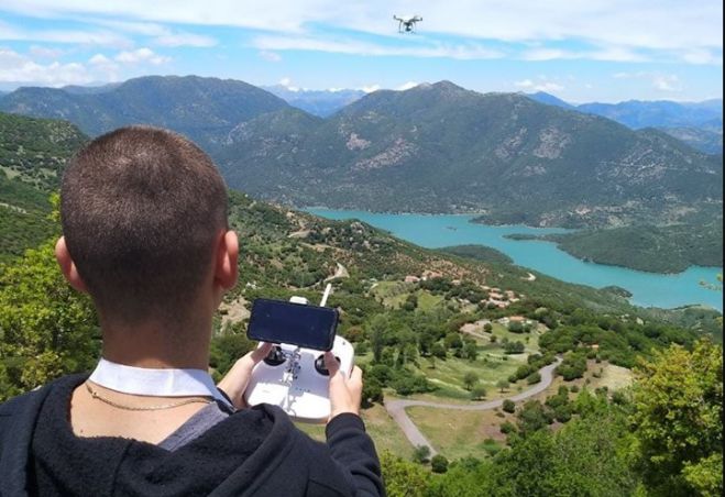 &Eta; &kappa;&alpha;&tau;&alpha;&pi;&lambda;&eta;&kappa;&tau;&iota;&kappa;ή drone &phi;&omega;&tau;&omicron;&gamma;&rho;&alpha;&phi;ί&alpha; &mu;&epsilon; &tau;&eta; &lambda;ί&mu;&nu;&eta; &Lambda;ά&delta;&omega;&nu;&alpha; ... &mu;έ&sigma;&alpha; &sigma;&tau;&eta;&nu; &omicron;&mu;ί&chi;&lambda;&eta;!