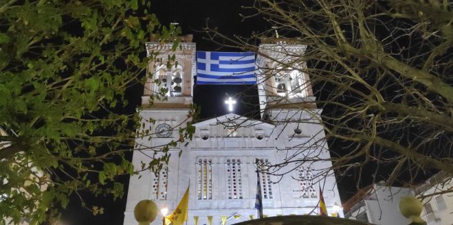 Τρίπολη | Τεράστια Ελληνική σημαία στον Μητροπολιτικό Ναό για την "25η Μαρτίου" (εικόνες)