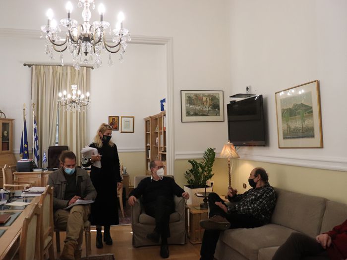 &Sigma;&tau;&eta;&nu; &Tau;&rho;ί&pi;&omicron;&lambda;&eta; &omicron; &sigma;&kappa;&eta;&nu;&omicron;&theta;έ&tau;&eta;&sigmaf; &Mu;&alpha;&nu;&omicron;ύ&sigma;&omicron;&sigmaf; &Mu;&alpha;&nu;&omicron;&upsilon;&sigma;ά&kappa;&eta;&sigmaf;