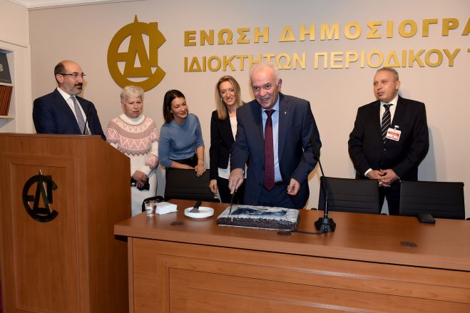 &Eta; &kappa;&omicron;&pi;ή &pi;ί&tau;&alpha;&sigmaf; &tau;&eta;&sigmaf; Έ&nu;&omega;&sigma;&eta;&sigmaf; &Delta;&eta;&mu;&omicron;&sigma;&iota;&omicron;&gamma;&rho;ά&phi;&omega;&nu;-&Iota;&delta;&iota;&omicron;&kappa;&tau;&eta;&tau;ώ&nu; &Pi;&epsilon;&rho;&iota;&omicron;&delta;&iota;&kappa;&omicron;ύ &Tau;ύ&pi;&omicron;&upsilon;