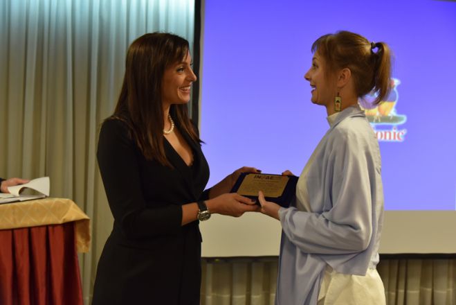 &Epsilon;ύ&eta; &Tau;&alpha;&tau;&omicron;ύ&lambda;&eta;: "&Chi;&rho;&epsilon;&iota;&alpha;&zeta;ό&mu;&alpha;&sigma;&tau;&epsilon; &gamma;&upsilon;&nu;&alpha;&iota;&kappa;&epsilon;ί&alpha; &chi;&alpha;&rho;&alpha;&kappa;&tau;&eta;&rho;&iota;&sigma;&tau;&iota;&kappa;ά &gamma;&iota;&alpha; &nu;&alpha; &kappa;ά&nu;&omicron;&upsilon;&mu;&epsilon; &tau;&omicron;&nu; &kappa;ό&sigma;&mu;&omicron; &kappa;&alpha;&lambda;ύ&tau;&epsilon;&rho;&omicron;"