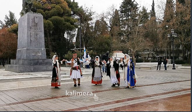 &Chi;&omicron;&rho;&omicron;ί &gamma;&iota;&alpha; &tau;&eta;&nu; "25&eta; &Mu;&alpha;&rho;&tau;ί&omicron;&upsilon;" &mu;&pi;&rho;&omicron;&sigma;&tau;ά &alpha;&pi;ό &tau;&omicron;&nu; &Alpha;&nu;&delta;&rho;&iota;ά&nu;&tau;&alpha; &tau;&omicron;&upsilon; &Theta;&epsilon;ό&delta;&omega;&rho;&omicron;&upsilon; &Kappa;&omicron;&lambda;&omicron;&kappa;&omicron;&tau;&rho;ώ&nu;&eta; (vd)