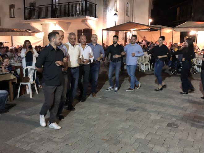 &Eta; &gamma;&iota;&omicron;&rho;&tau;ή &mu;&epsilon;&lambda;&iota;&omicron;ύ &kappa;&alpha;&iota; &kappa;&alpha;&rho;&upsilon;&delta;&iota;&omicron;ύ &epsilon;&pi;έ&sigma;&tau;&rho;&epsilon;&psi;&epsilon; &sigma;&tau;&omicron; &Rho;&omicron;&epsilon;&iota;&nu;ό (ph,vid)