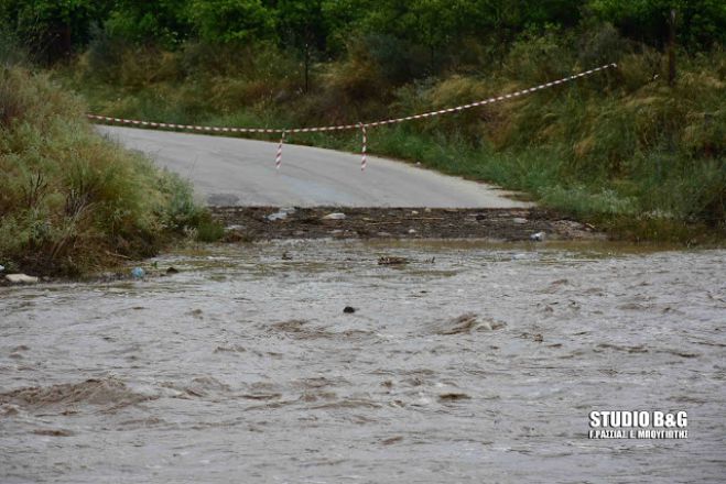 Έκλεισαν δρόμοι από το νερό που κατεβάζουν τα ρέματα στο Ναύπλιο (vd)