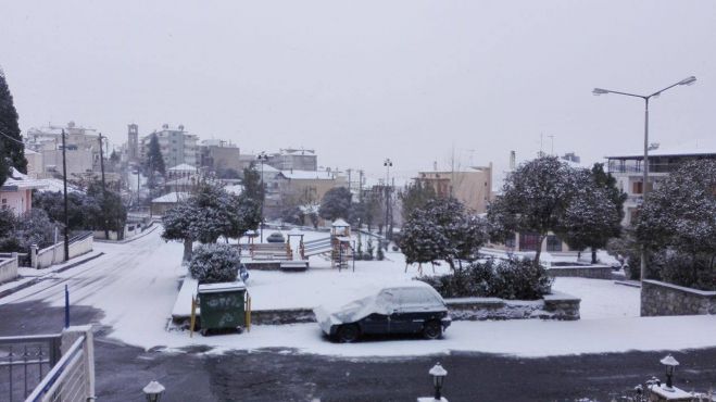 &quot;Στα λευκά&quot; η πλατεία Φιλικών! (εικόνες)