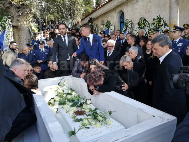 &Sigma;&upsilon;&gamma;&kappa;&lambda;&omicron;&nu;ί&zeta;&epsilon;&iota; &eta; &sigma;ύ&nu;&tau;&rho;&omicron;&phi;&omicron;&sigmaf; &tau;&omicron;&upsilon; &Mu;ά&rho;&iota;&omicron;&upsilon;-&Mu;&iota;&chi;&alpha;ή&lambda; &Tau;&omicron;&upsilon;&rho;&omicron;ύ&tau;&sigma;&iota;&kappa;&alpha;: &laquo;&Mu;&epsilon; &alpha;&pi;&omicron;&chi;&alpha;&iota;&rho;&epsilon;&tau;&omicron;ύ&sigma;&epsilon; &kappa;ά&theta;&epsilon; &pi;&rho;&omega;ί &mu;&epsilon; έ&nu;&alpha; &phi;&iota;&lambda;ί&raquo; (vd)