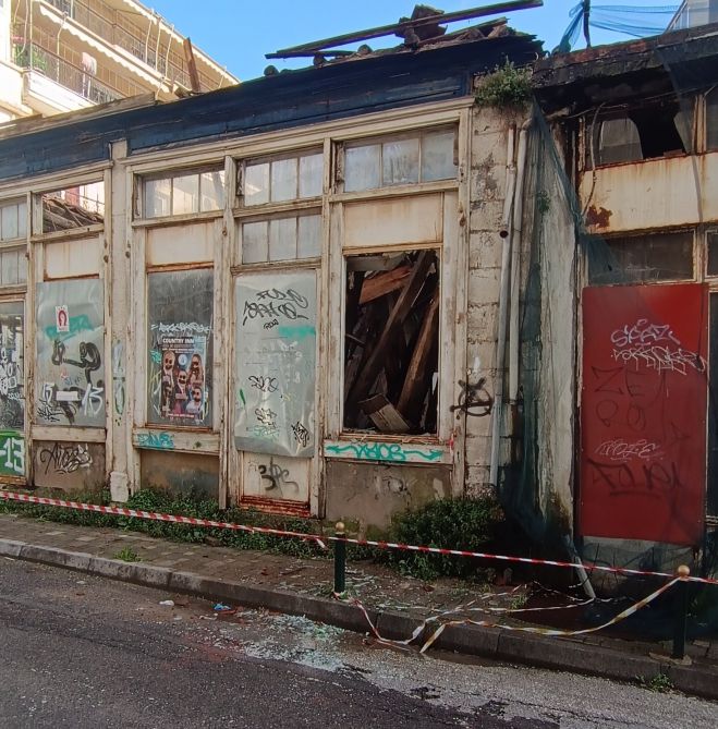 &Pi;&tau;ώ&sigma;&eta; &sigma;&kappa;&epsilon;&pi;ή&sigmaf; &kappa;&alpha;&iota; &theta;&rho;&alpha;ύ&sigma;&mu;&alpha;&tau;&alpha; &gamma;&upsilon;&alpha;&lambda;&iota;ώ&nu; &alpha;&pi;ό &kappa;&tau;ί&rho;&iota;&omicron; &tau;&eta;&sigmaf; &omicron;&delta;&omicron;ύ "&Tau;&alpha;&xi;&iota;&alpha;&rho;&chi;ώ&nu;" &sigma;&tau;&eta;&nu; &Tau;&rho;ί&pi;&omicron;&lambda;&eta;