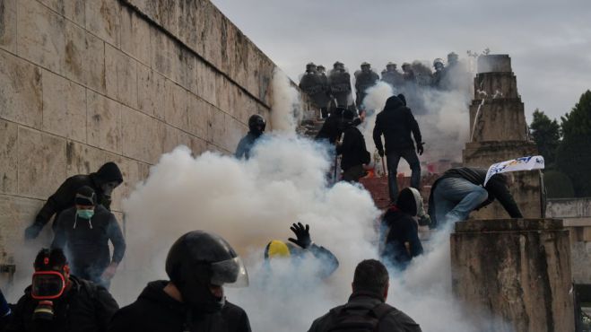 &quot;Κινδύνεψαν ζωές, είναι εγκληματικό&quot; | Μήνυση καταθέτει ο Ιατρικός Σύλλογος Αθηνών για τα χημικά στο Σύνταγμα