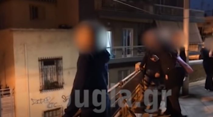 Γείτονες τσακώνονται στο Κουκάκι για τις φωτογραφίες με τον ιερέα: «Μπράβο, ρουφιάνε» (vd)