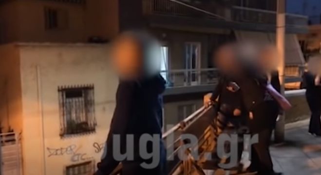 Γείτονες τσακώνονται στο Κουκάκι για τις φωτογραφίες με τον ιερέα: «Μπράβο, ρουφιάνε» (vd)