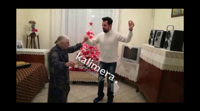 Η (101 ετών) γιαγιά Σοφία από την Αρκαδία εύχεται και χορεύει με τον εγγονό της Κωνσταντίνο Μενούνο! (vd)
