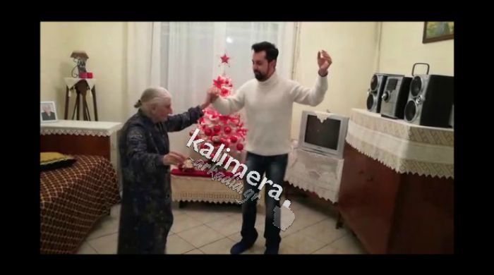 Η (101 ετών) γιαγιά Σοφία από την Αρκαδία εύχεται και χορεύει με τον εγγονό της Κωνσταντίνο Μενούνο! (vd)