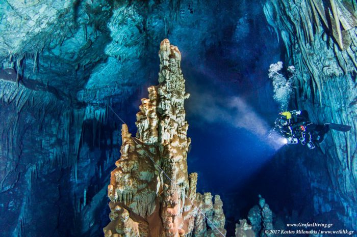 Το εντυπωσιακό υποβρύχιο σπήλαιο του Αρκαδικού Χωριού! (vd)