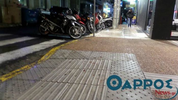 Έ&pi;&epsilon;&sigma;&epsilon; &xi;ύ&lambda;&omicron; &sigma;&tau;&omicron; &kappa;έ&nu;&tau;&rho;&omicron; &tau;&eta;&sigmaf; &Kappa;&alpha;&lambda;&alpha;&mu;ά&tau;&alpha;&sigmaf; (&epsilon;&iota;&kappa;ό&nu;&epsilon;&sigmaf;)