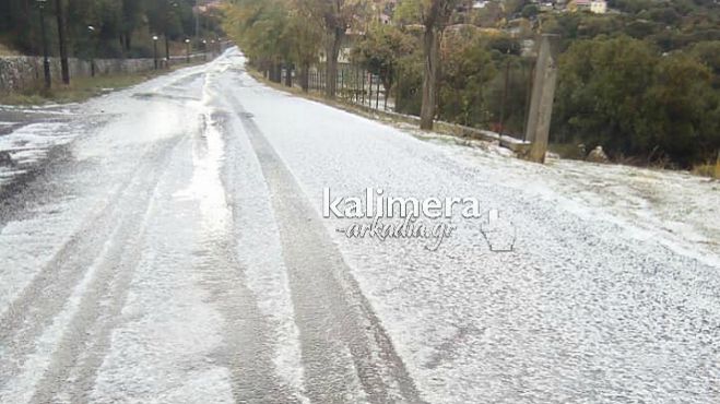 Πολύ χαλάζι στα Λυκόχια Αρκαδίας - Άσπρισαν οι δρόμοι! (εικόνες)