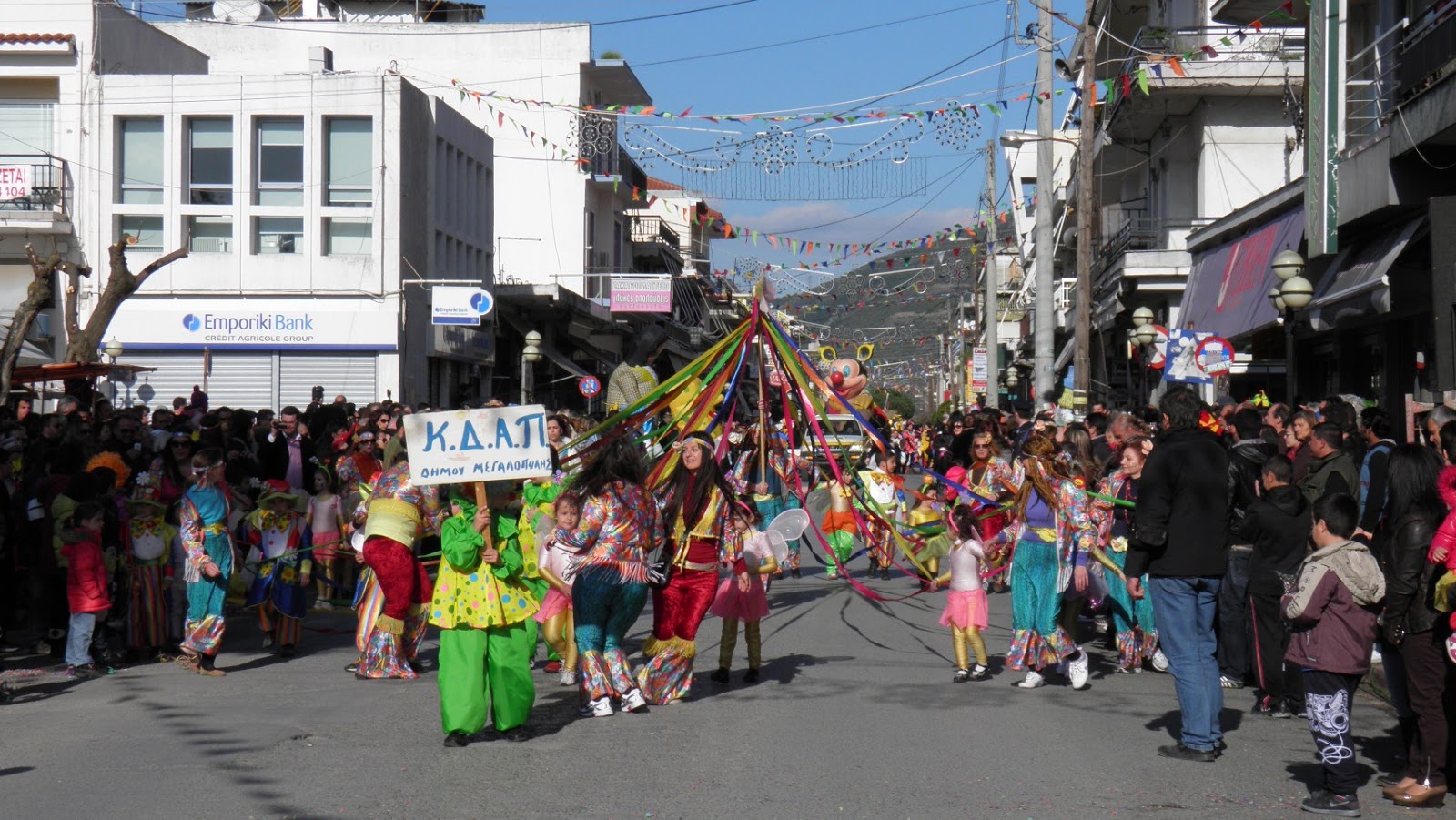 &Tau;&omicron; &Kappa;&alpha;&rho;&nu;&alpha;&beta;ά&lambda;&iota; &tau;&eta;&sigmaf; &Mu;&epsilon;&gamma;&alpha;&lambda;ό&pi;&omicron;&lambda;&eta;&sigmaf; (&epsilon;&iota;&kappa;ό&nu;&epsilon;&sigmaf;  &kappa;&alpha;&iota; &beta;ί&nu;&tau;&epsilon;&omicron;)