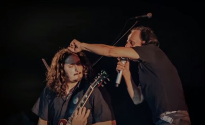 &Omicron; &Alpha;&rho;&kappa;ά&sigmaf; &Beta;&alpha;&sigma;ί&lambda;&eta;&sigmaf; &Pi;&alpha;&pi;&alpha;&kappa;&omega;&nu;&sigma;&tau;&alpha;&nu;&tau;ί&nu;&omicron;&upsilon; &sigma;&upsilon;&mu;&mu;&epsilon;&tau;έ&chi;&epsilon;&iota; &sigma;&tau;&omicron; &nu;έ&omicron; &tau;&rho;&alpha;&gamma;&omicron;ύ&delta;&iota; &tau;&omicron;&upsilon; &Tau;ά&sigma;&omicron;&upsilon; &Sigma;&kappa;&omicron;ύ&rho;&alpha; (vd)