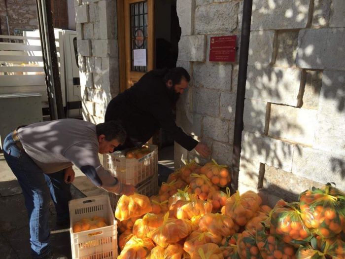 Εκκλησία | 1.500 κιλά πορτοκάλια, μανταρίνια και λεμόνια στο &quot;καλάθι του πτωχού αδελφού&quot;