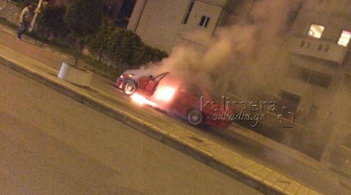 Φωτιά έπιασε αυτοκίνητο στην οδό &quot;Μουτζουροπούλου&quot; (εικόνες)