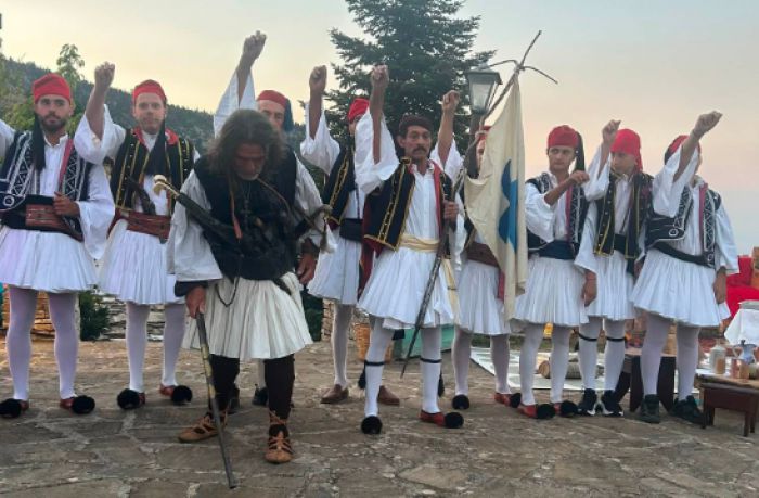 &Gamma;&iota;&omicron;&rho;&tau;ά&zeta;&epsilon;&iota; &eta; &Kappa;&alpha;&sigma;&tau;ά&nu;&iota;&tau;&sigma;&alpha; &tau;&alpha; 200 &chi;&rho;ό&nu;&iota;&alpha; &alpha;&pi;ό &tau;&eta;&nu; &alpha;&pi;ώ&theta;&eta;&sigma;&eta; &tau;&omicron;&upsilon; &Iota;&mu;&pi;&rho;&alpha;ή&mu; (&epsilon;&iota;&kappa;ό&nu;&epsilon;&sigmaf;)