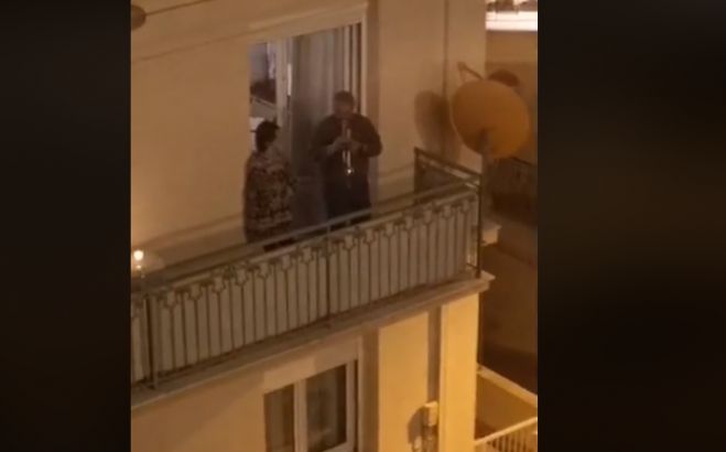 &quot;Χριστός Ανέστη&quot; με τρομπέτα και χειροκροτήματα σε γειτονιά της Τρίπολης! (vd)
