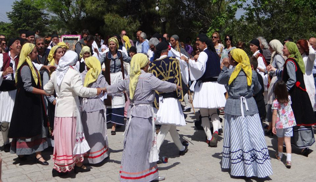 Το παλιό έθιμο του Αγιώργη αναβίωσε στον Άγιο Ιωάννη Κυνουρίας (εικόνες)