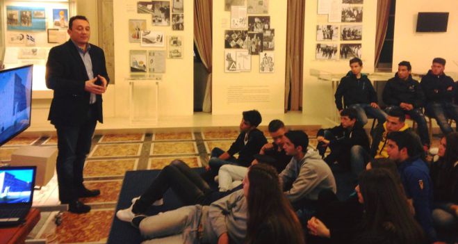 Μαθητές και καθηγητές του Λυκείου Άστρους υποδέχθηκε ο Βλάσης στη Βουλή! (εικόνες)