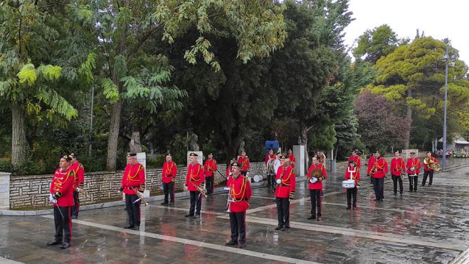 "28&eta; &Omicron;&kappa;&tau;&omega;&beta;&rho;ί&omicron;&upsilon;" | &Eta; &alpha;&nu;ά&kappa;&rho;&omicron;&upsilon;&sigma;&eta; &tau;&omicron;&upsilon; &Epsilon;&theta;&nu;&iota;&kappa;&omicron;ύ Ύ&mu;&nu;&omicron;&upsilon; &upsilon;&pi;ό &beta;&rho;&omicron;&chi;ή &sigma;&tau;&eta;&nu; &Tau;&rho;ί&pi;&omicron;&lambda;&eta; (vd)