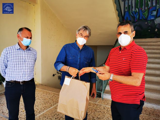 &Xi;&epsilon;&kappa;&iota;&nu;&omicron;ύ&nu; &omicron;&iota; &Pi;&alpha;&nu;&epsilon;&lambda;&lambda;&alpha;&delta;&iota;&kappa;έ&sigmaf; | &Tau;&zeta;&iota;&omicron;ύ&mu;&eta;&sigmaf;: &laquo;&Epsilon;&iota;&kappa;ό&nu;&epsilon;&sigmaf; &mu;&epsilon; &sigma;&upsilon;&mu;&beta;&omicron;&lambda;&iota;&kappa;ή &sigma;&eta;&mu;&alpha;&sigma;ί&alpha; &gamma;&iota;&alpha; &tau;&omicron;&upsilon;&sigmaf; &mu;&alpha;&theta;&eta;&tau;έ&sigmaf; &mu;&alpha;&sigmaf;&raquo; (vd)