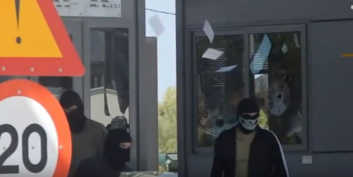 Η στιγμή της επίθεσης αναρχικών στα διόδια Κιάτου - Δείτε το βίντεο! (vd)