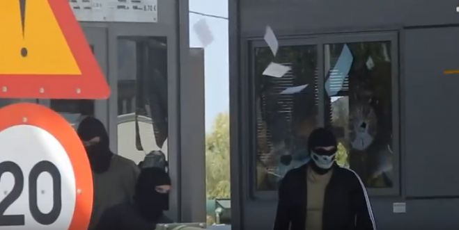 Η στιγμή της επίθεσης αναρχικών στα διόδια Κιάτου - Δείτε το βίντεο! (vd)