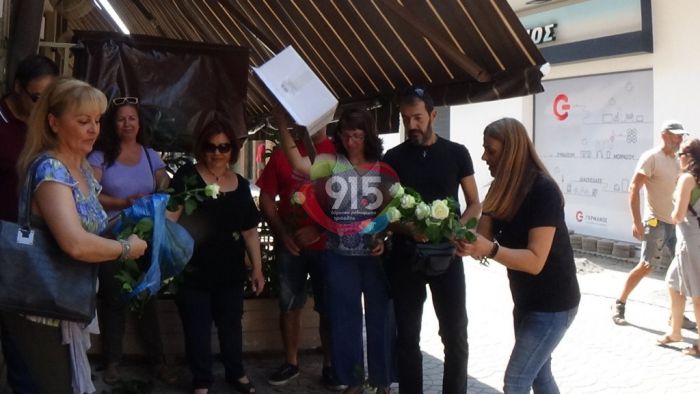Με λευκά τριαντάφυλλα διαμαρτυρήθηκαν αδιόριστοι του ΑΣΕΠ στην Τρίπολη (vd)
