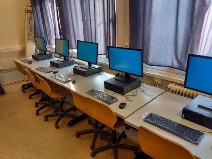 Δωρεά Υπολογιστών στο Γυμνάσιο Παραλίας Τυρού από τον κ. Γκίκα Χαρδούβελη