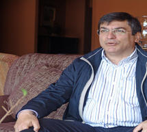 &laquo;Ά&mu;&epsilon;&sigma;&eta; &alpha;&pi;έ&lambda;&alpha;&sigma;&eta; &lambda;&alpha;&theta;&rho;&omicron;&mu;&epsilon;&tau;&alpha;&nu;&alpha;&sigma;&tau;ώ&nu;. &Phi;&omicron;&rho;&tau;ώ&sigma;&tau;&epsilon; &tau;&alpha; &kappa;&alpha;&rho;ά&beta;&iota;&alpha; &nu;&alpha; &phi;ύ&gamma;&omicron;&upsilon;&nu;&raquo; &zeta;&eta;&tau;ά &pi;. &beta;&omicron;&upsilon;&lambda;&epsilon;&upsilon;&tau;ή&sigmaf; &alpha;&pi;ό &tau;&eta;&nu; &Tau;&rho;ί&pi;&omicron;&lambda;&eta;! (vd)