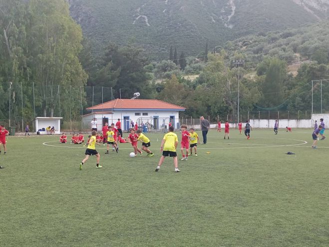 Ό&lambda;&eta; &eta; &pi;&omicron;&delta;&omicron;&sigma;&phi;&alpha;&iota;&rho;&iota;&kappa;ή &Kappa;&upsilon;&nu;&omicron;&upsilon;&rho;ί&alpha; &sigma;&tau;&omicron; &gamma;ή&pi;&epsilon;&delta;&omicron; &tau;&omicron;&upsilon; &Tau;&upsilon;&rho;&omicron;ύ (&epsilon;&iota;&kappa;ό&nu;&epsilon;&sigmaf;)
